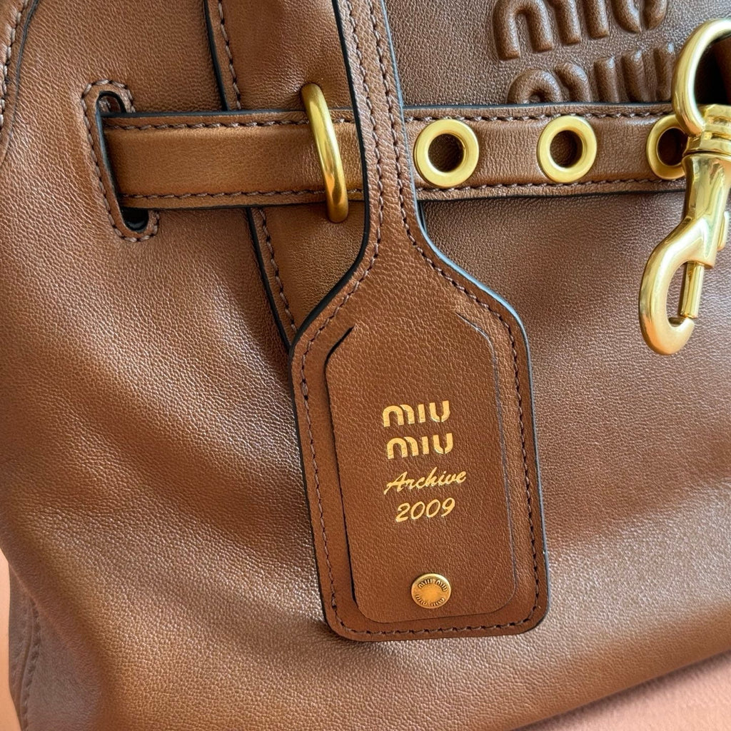 MIUMIU 26S BORSA AVENTURE BAG 30 IN TAN BROWN CALFSKIN GOLD HARDWARE
