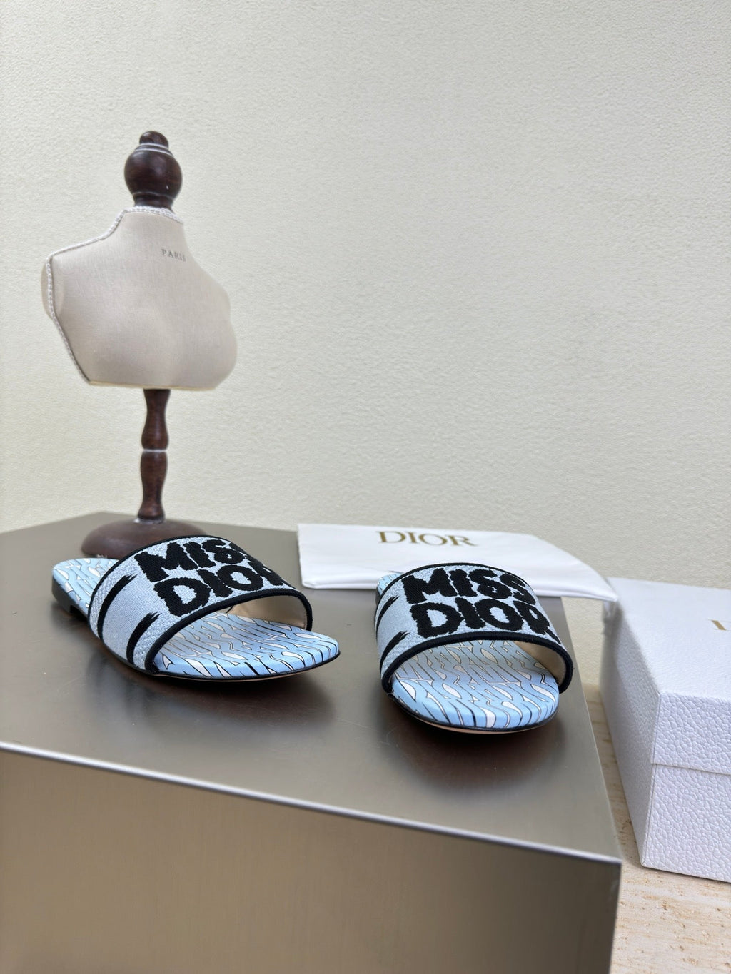 DIOR DWAY SLIDE EMBROIDERED COTTON AND POWDER BLUE MISS  ALLOVER MOTIF