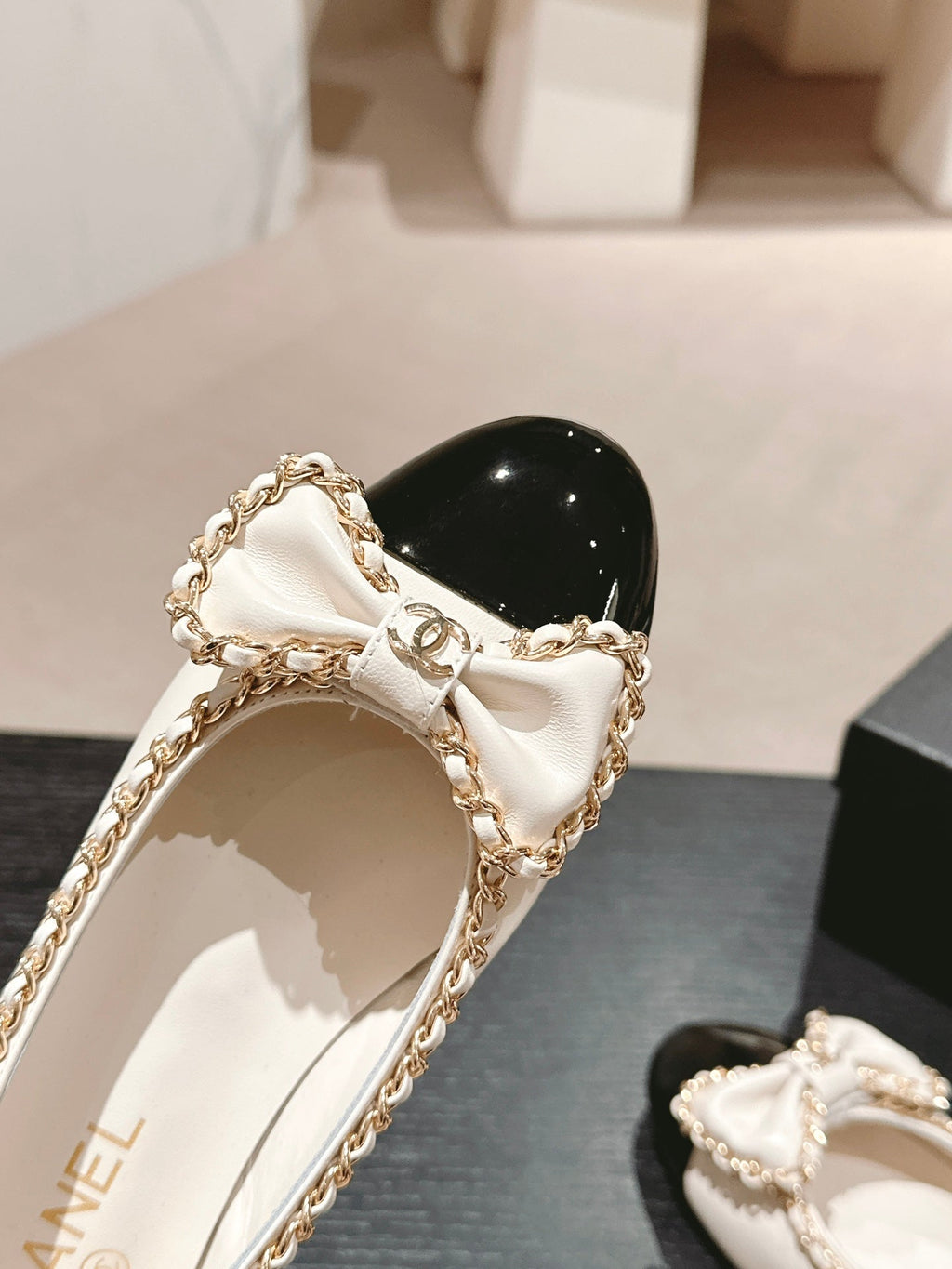 CHANEL BOWKNOT BALLET FLAT IN WHITE MIX BLACK SHEEPSKIN