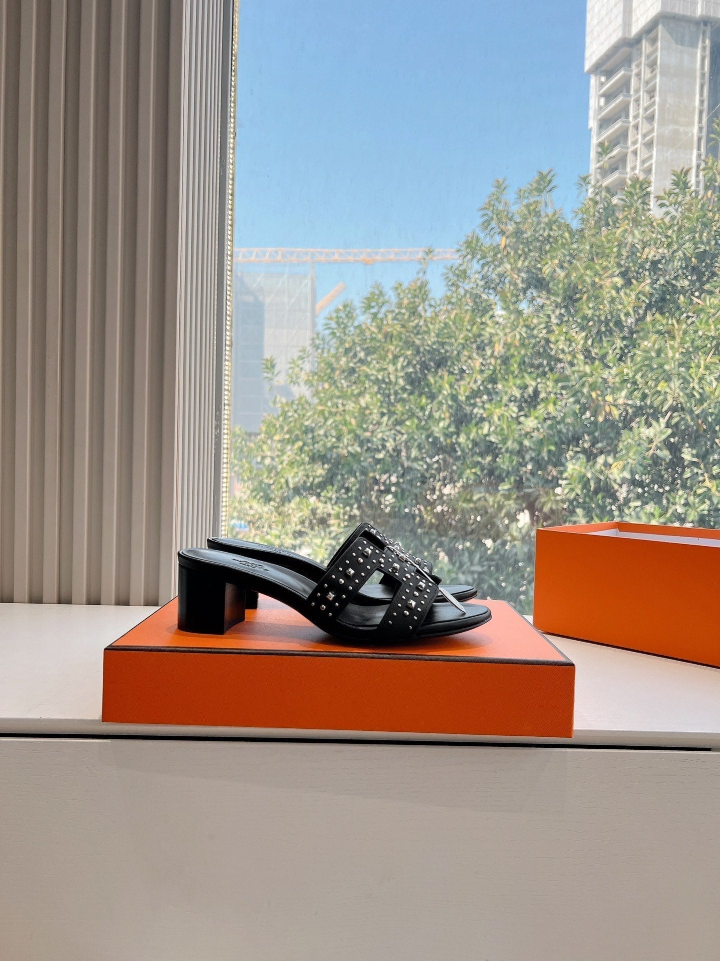 HERMES 0ASIS SANDAL IN BLACK CALFSKIN WITH STUD