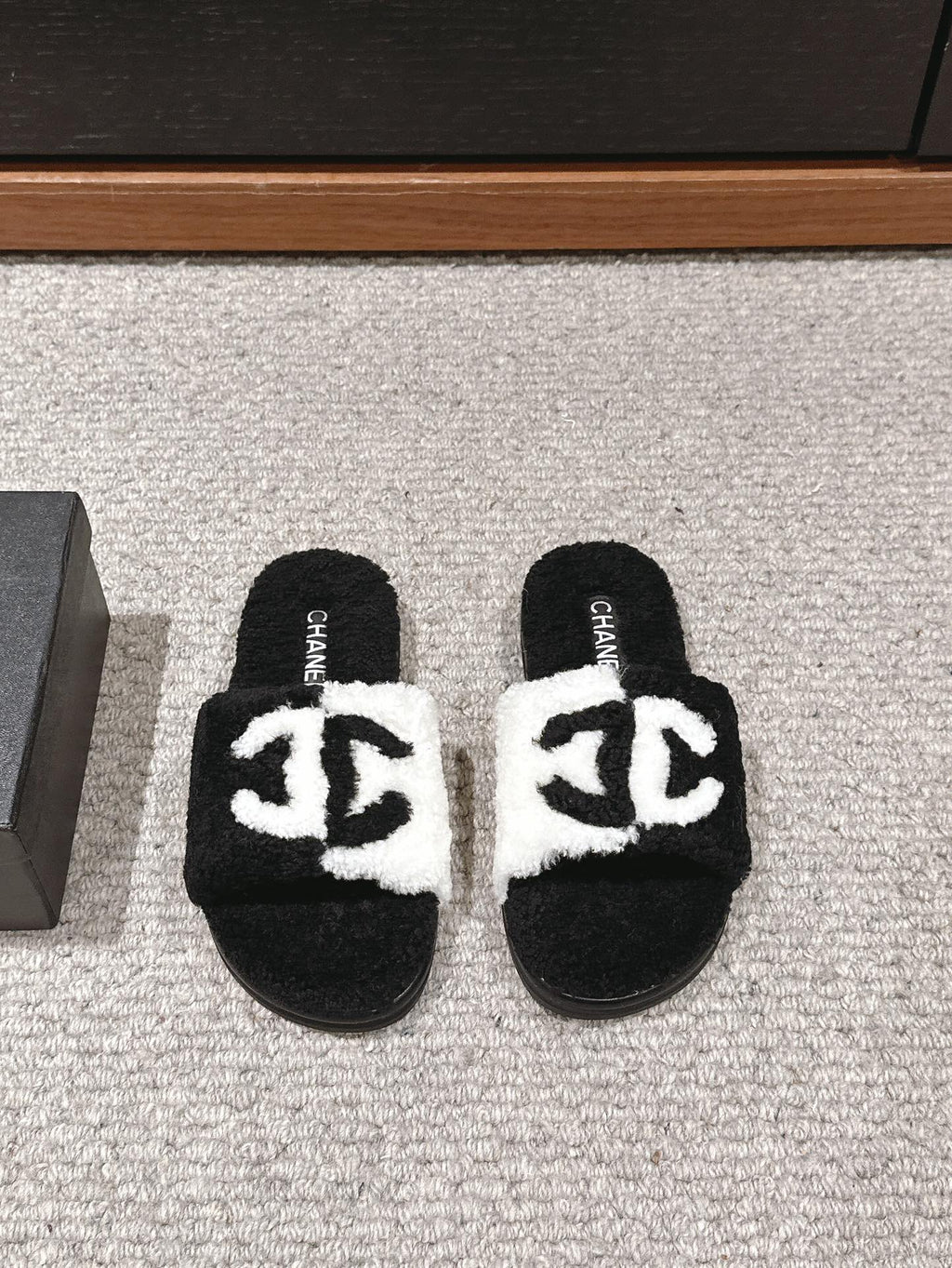 CHANEL SLIPPERS IN BLACK MIX WHITE FLEECE