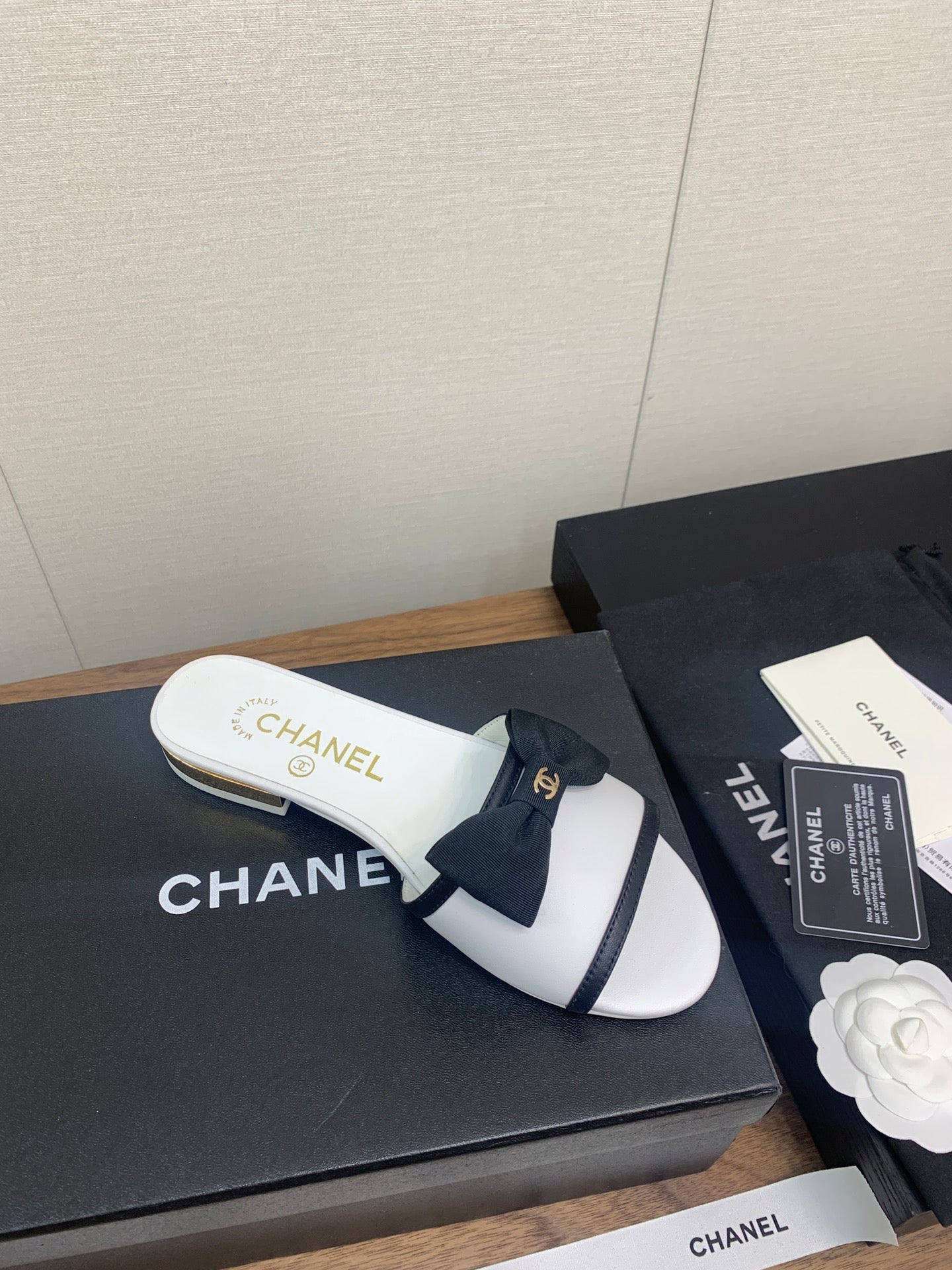CHANEL BOW SLIPPERS IN WHITE LAMBSKIN