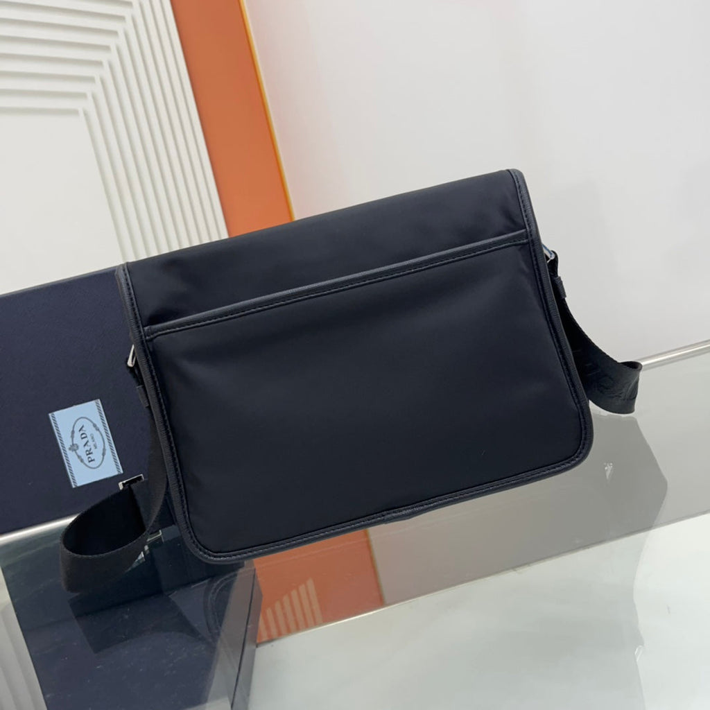 PRADA SMALL 26 SHOULDERBAG IN BLACK SAFFIANO LEATHER