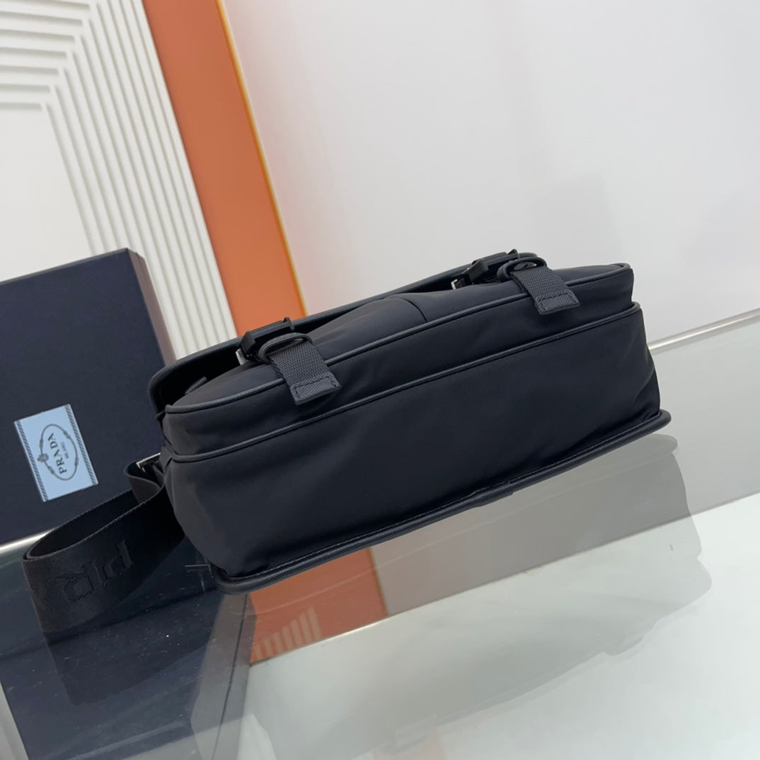 PRADA 26 SHOULDER BAG IN BLACK RE-NYLON AND SAFFIANO LEATHER