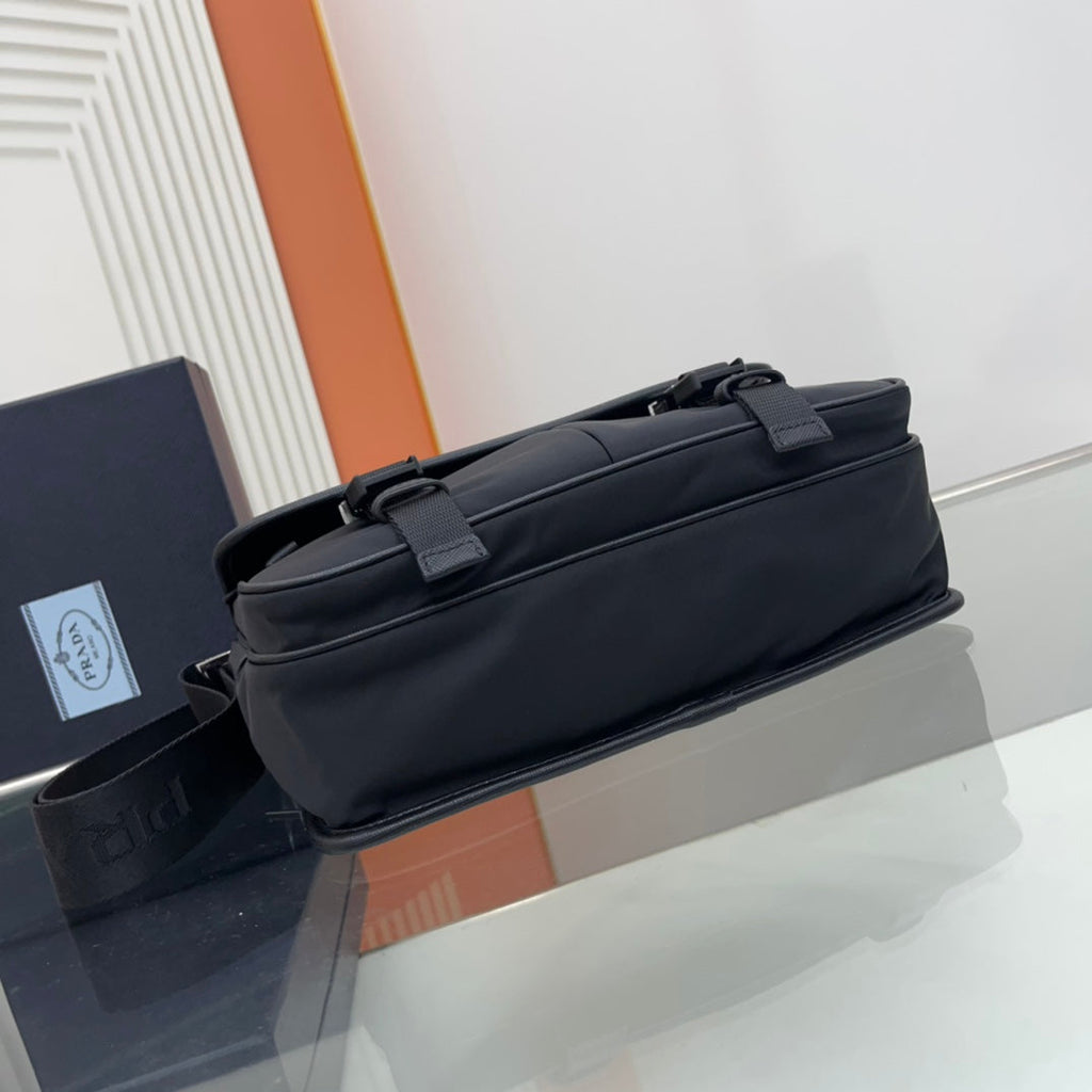 PRADA SMALL 26 SHOULDERBAG IN BLACK SAFFIANO LEATHER