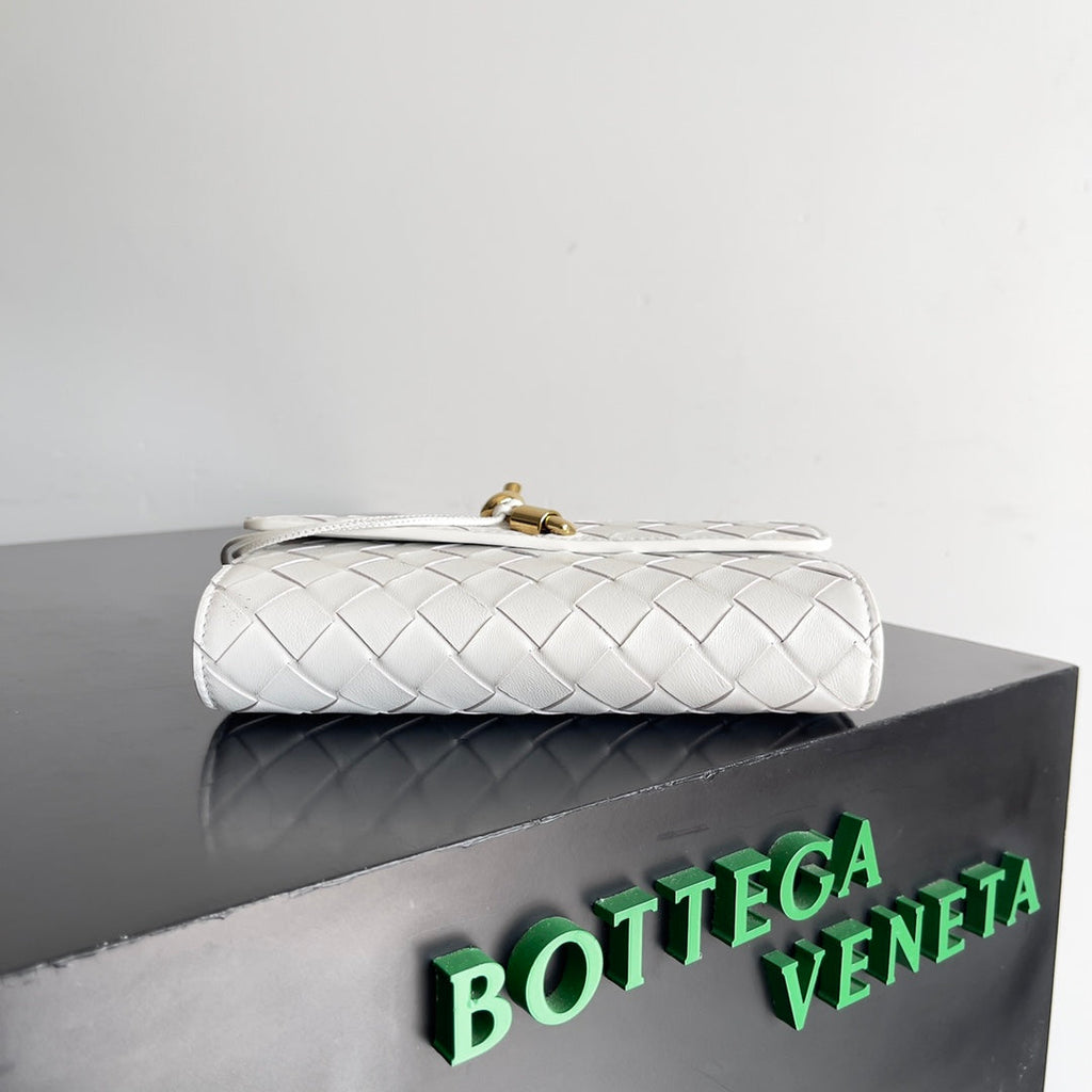 BOTTEGA VENETA ANDIAMO BAG 19 IN WHITE CALFSKIN