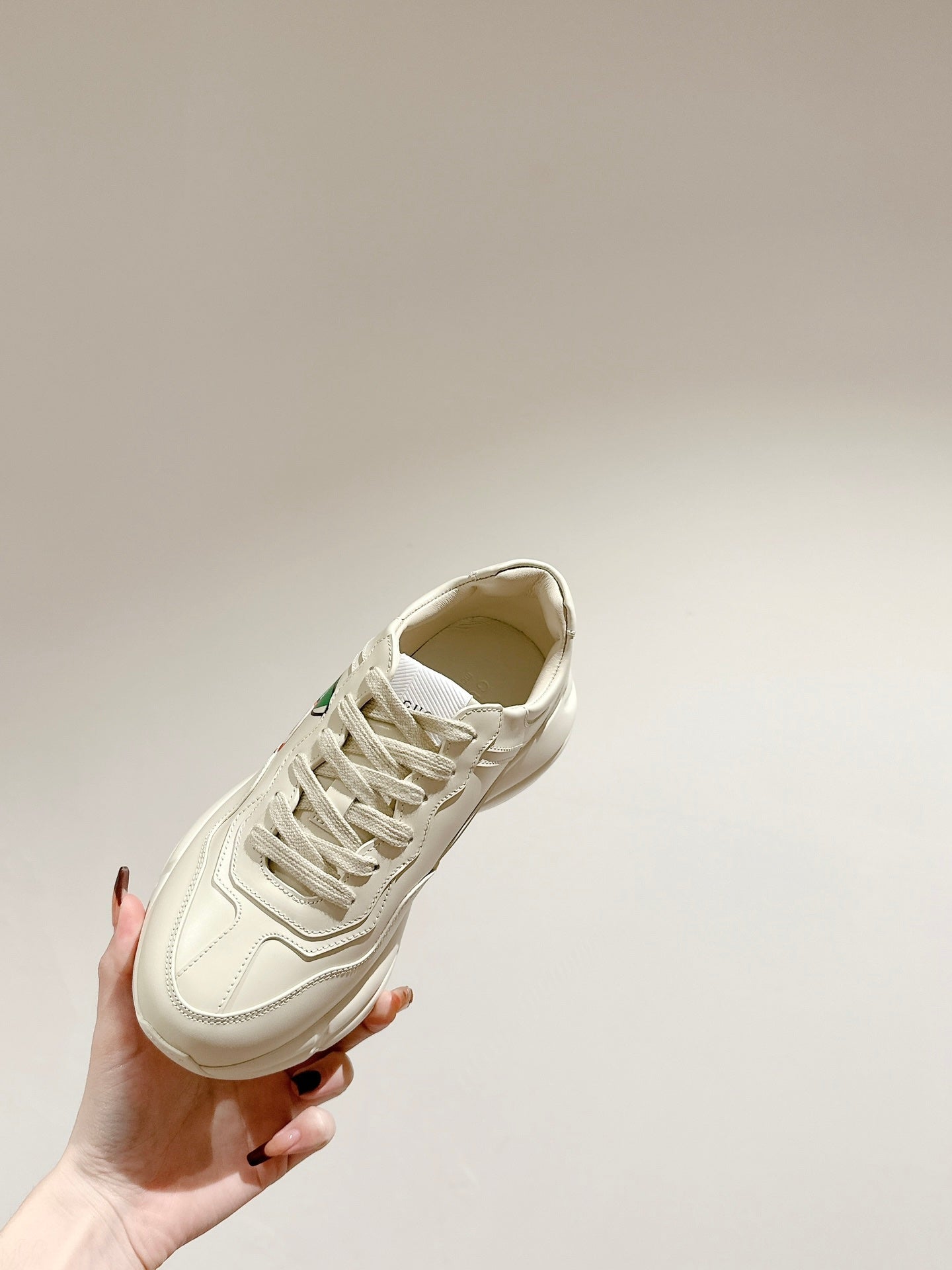 GUCCI RHYTON TRAINER WHITE CALFSKIN WITH APPLE MOTIF