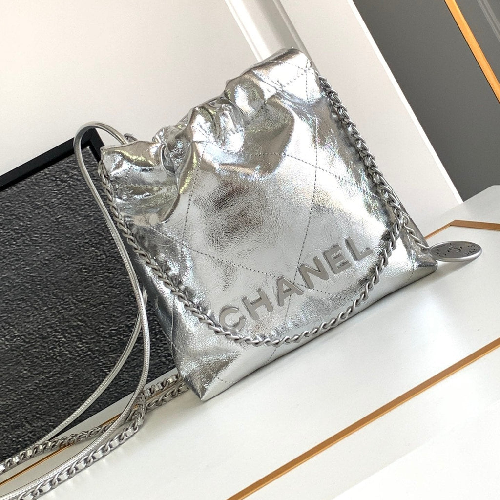 CHANEL 22 BAG IN SILVER SHINY CALFSKIN AND GOLD METAL