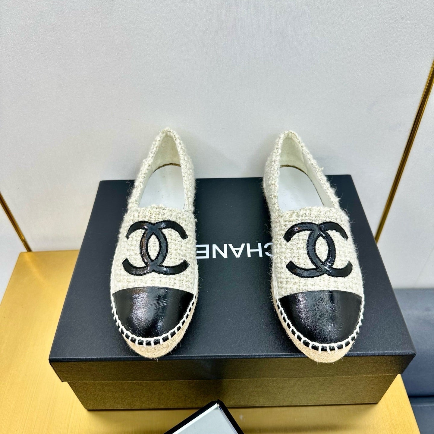 CHANEL ESPADRILLES PLATFORM 25S IN WHITE TWEED MIX BLACK GLOSSY LEATHER