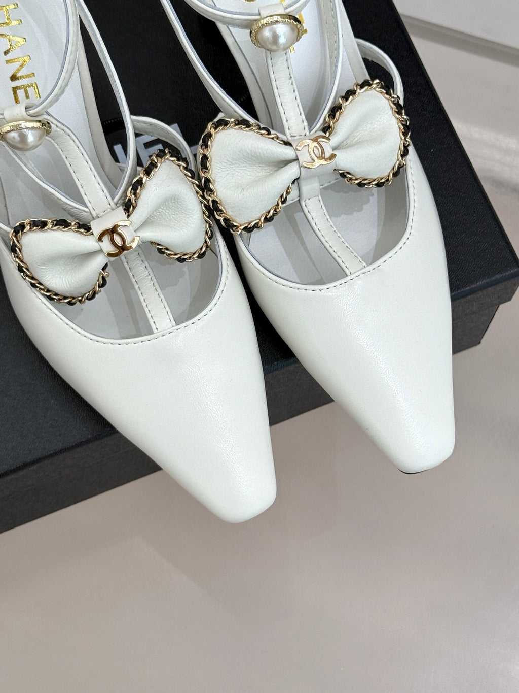 CHANEL CHAIN BOW HIGH HEEL 8 CM SLINGBACKS IN WHITE SUEDE