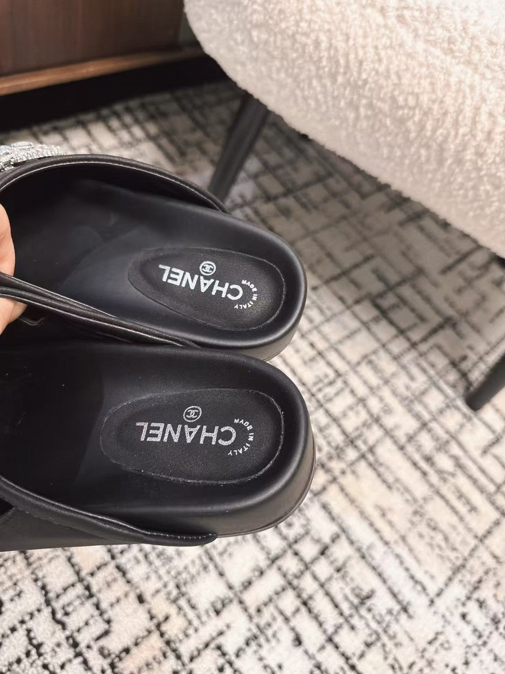 CHANEL FLAT MULES IN BLACK CALFSKIN