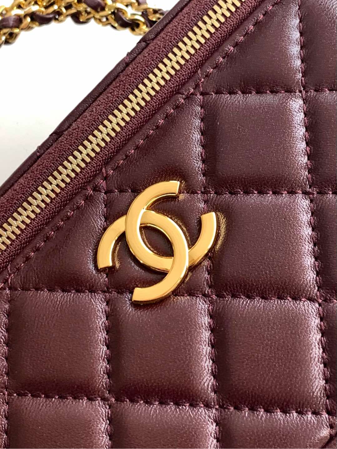 CHANEL SMALL VANITY CASE WITH HANDLE 17 IN WINE RED LAMBSKIN GOLD HARDWARE