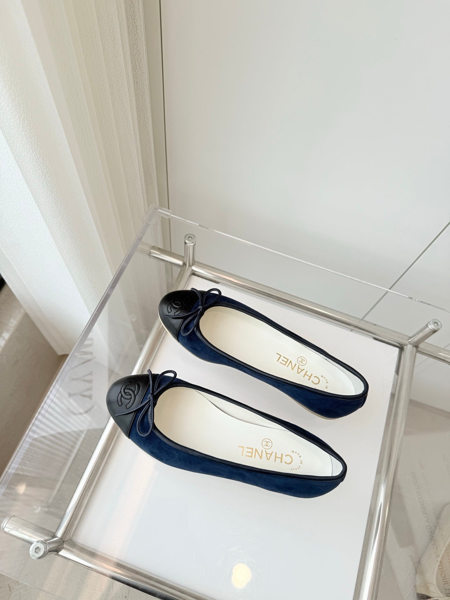 CHANEL BALLET FLAT IN BLACK CALFSKIN AND NAVY BLUE SUEDE