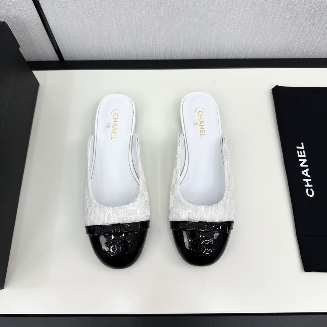 CHANEL BOW MULE IN WHITE FABRIC AND BLACK CALFSKIN