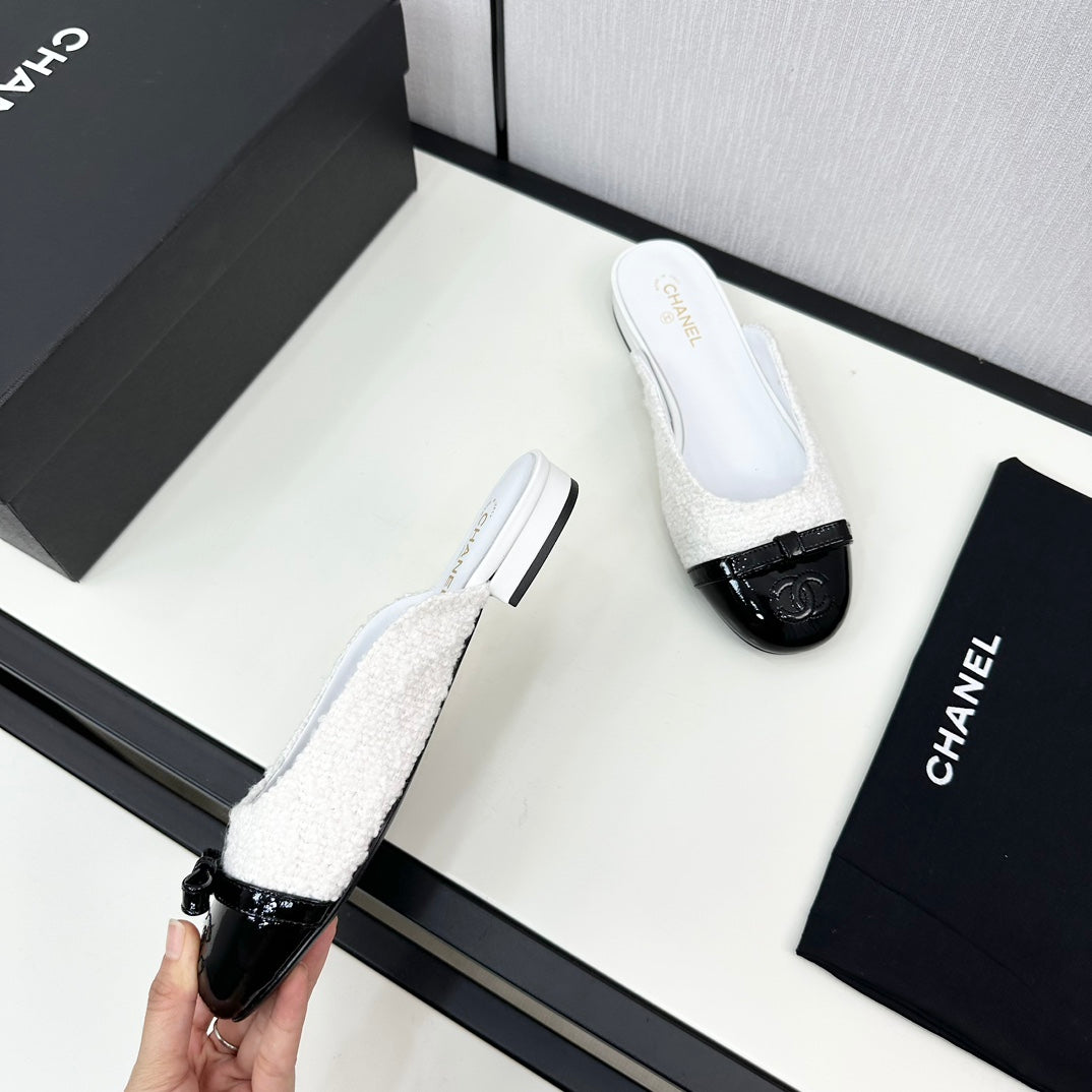 CHANEL BOW MULE IN WHITE FUR AND BLACK CALFSKIN
