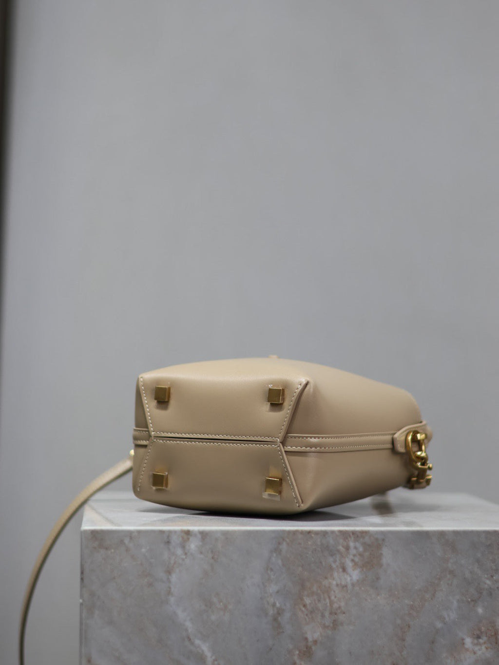 YSL 25S LE 37 BUCKET 15 IN BEIGE CALFSKIN GOLD HARDWARE