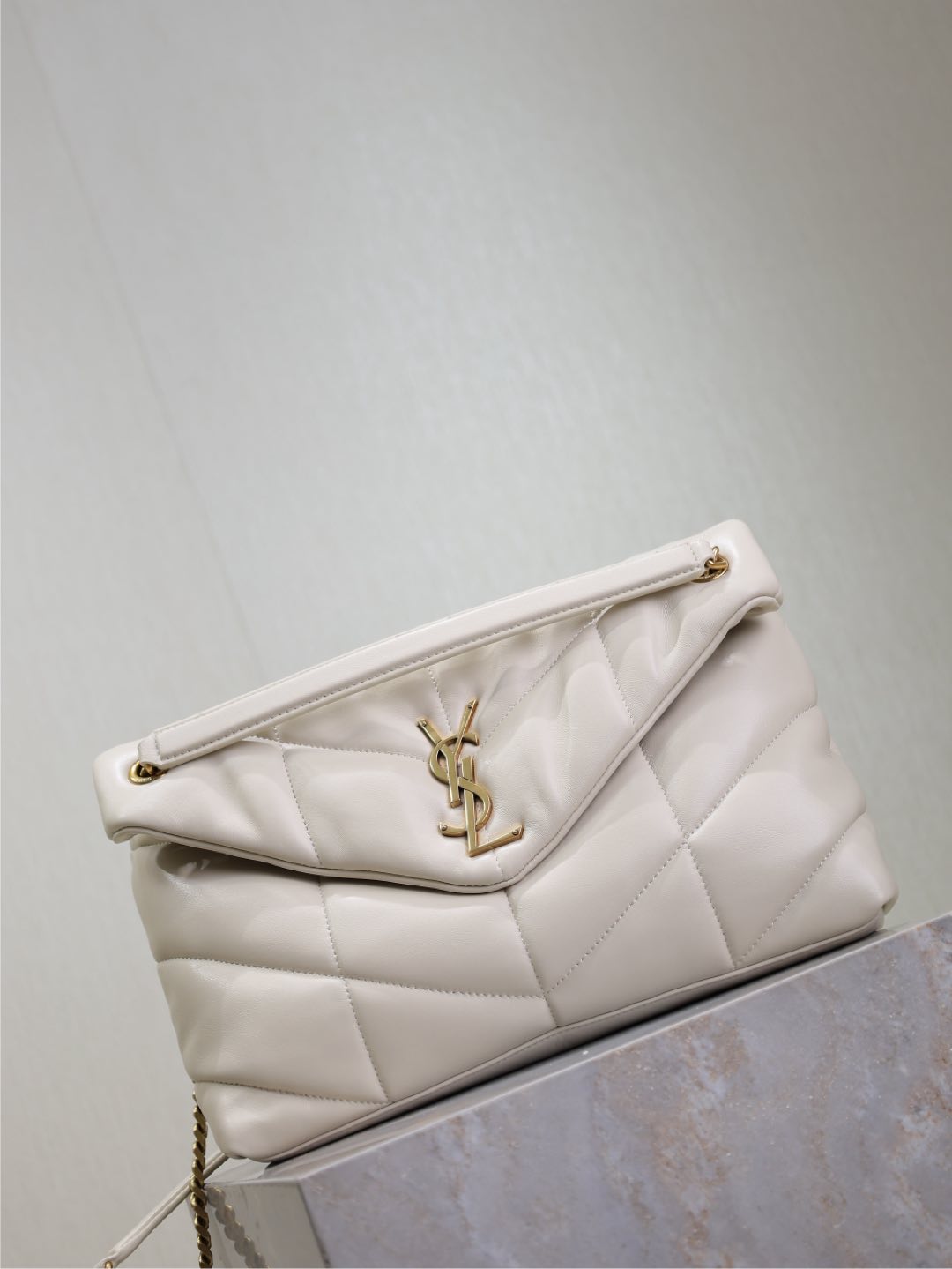 YSL 25S LOULOU PUFFER GM 35 IN BLANC VINTAGE CALFSKIN GOLD HARDWRE
