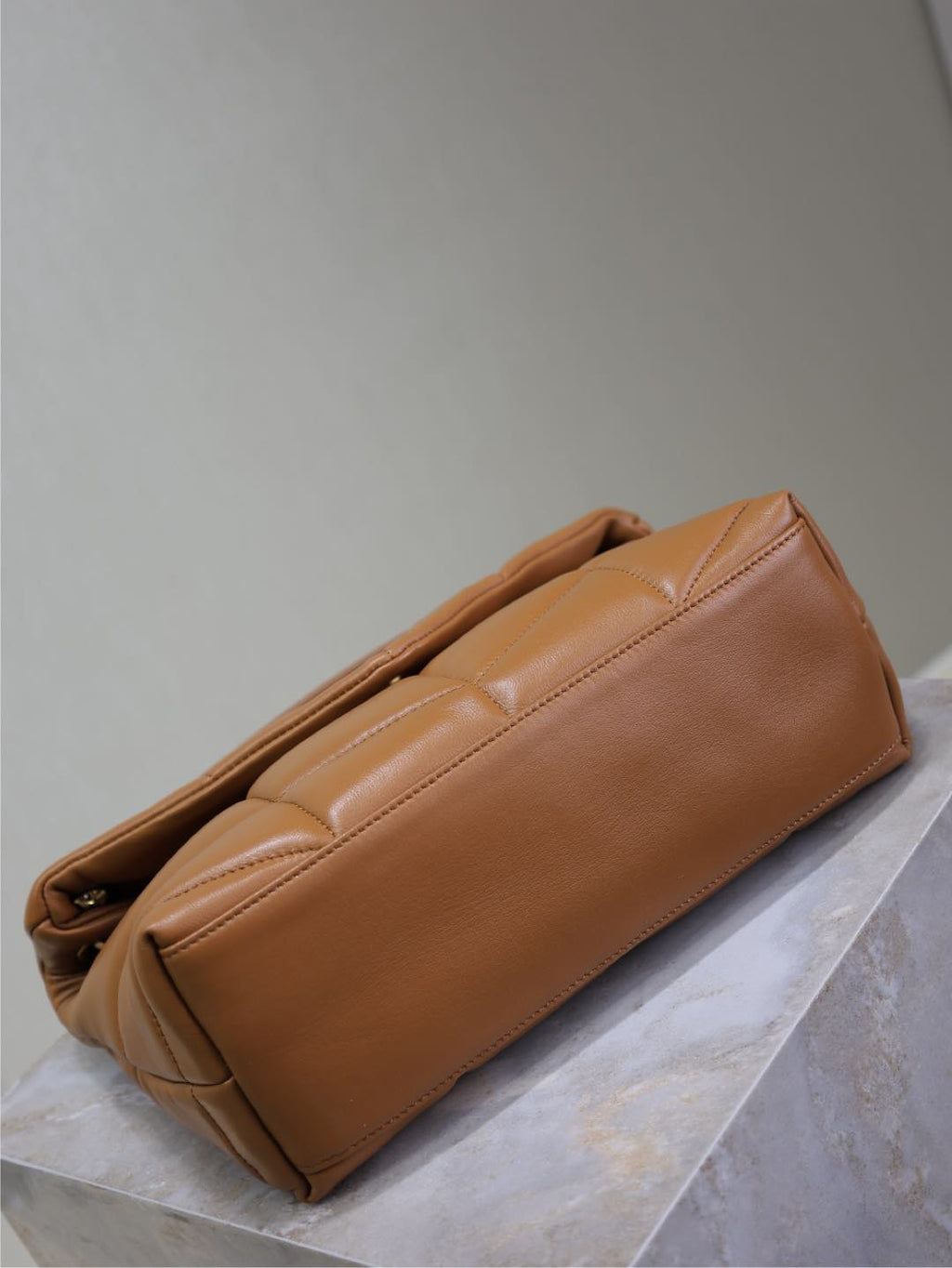 YSL 25S LOULOU PUFFER MM 29 IN CARAMEL CALFSKIN GOLD HARDWRE